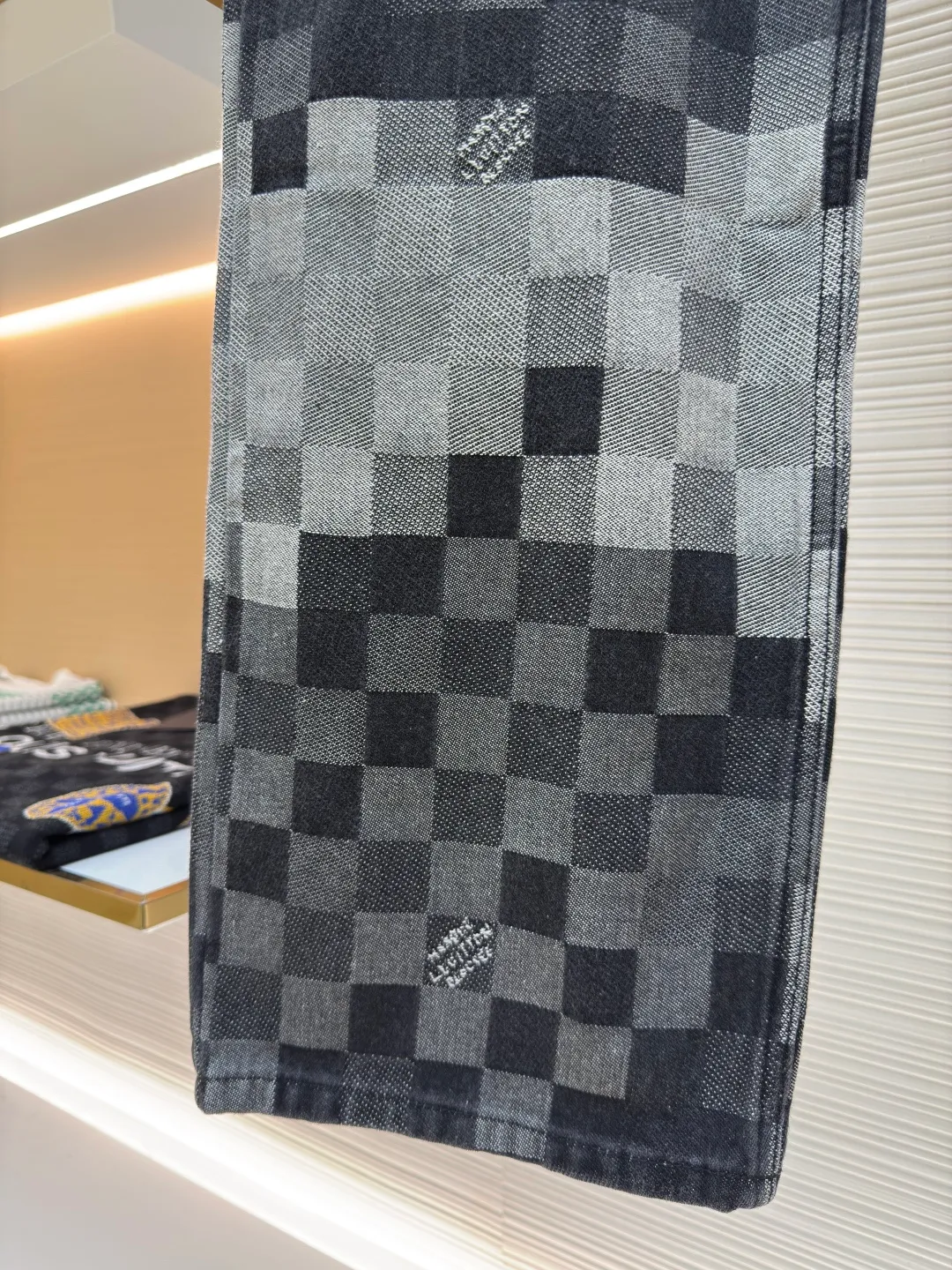 LOUIS VUITTON checkerboard mosaic denim trousers ●Authentic product: Purchased and developed for 15600 ●Item number: 1680020-B40 ●Fabric: denim fabric ●Technology: Jacquard technology ●Version: Fitted version ●Size: 30-32-34-36 ●Weight: about 1250g ●Description: Gradient mosaic plaid fabric developed as it is Restored letter jacquard on denim The minimum order quantity for the pearl hardware laser engraving logo is 6w. The cost of a single pearl button is RMB. The details are processed perfectly. After the garment is ready, the enzyme soaking and washing process is used to make the denim slightly yellowed to show the traces of time. Finally, the buttons are hand-buttoned. Machine equipment cannot be used for buttoning because the button material is pearls. The scrap rate of machine buttoning is 40%. The 13 pearl buttons on the whole body are all hand-buttoned. Unreplicable works of art pay tribute to Fei Dong. The overall wiring is straight and delicate, the fabric is comfortable and soft, and the color is consistent without color difference. It can be matched with the same style to create a fashionable look and control various occasions. Customized accessories, complete with three standards, same style for men and women!